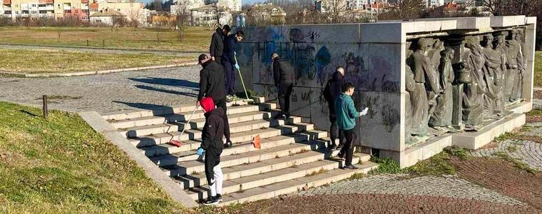 Млади привърженици на ЦСКА от Добрич с добро дело (СНИМКИ)