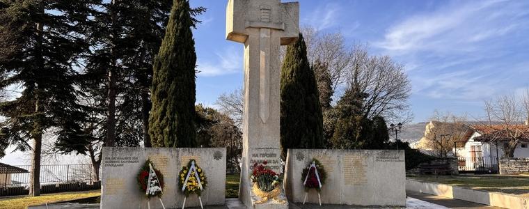 С поднасяне на венци и цветя в Балчик отбелязаха 147 години от освобождението на града