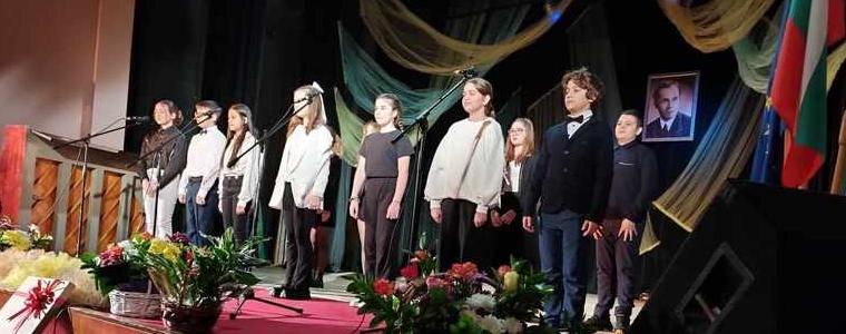 СУ „Асен Златаров“ в Шабла отбеляза 140 години от рождението на патрона си