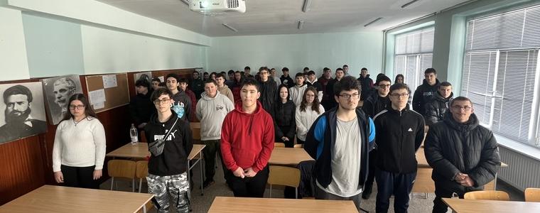 В гимназия „М. В. Ломоносов“ отбелязаха Деня на Апостола