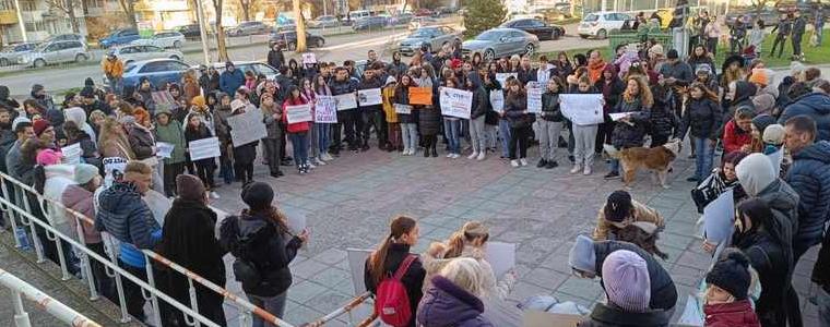 На протест срещу насилието над животни в Добрич поискаха „Затвор за убийците“ (ВИДЕО)