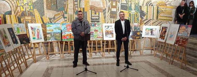 100 рисунки, участващи в конкурса за детска рисунка „С очите си видях бедата“, са изложени в РБ „Дора Габе“