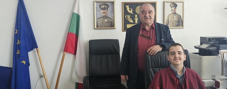 Седмокласник от Добрич гостува в Окръжна прокуратура по повод Деня на Конституцията