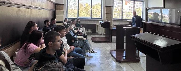 Ученици от Езикова гимназия в Добрич присъстваха на лекция за трудовите правоотношения в Окръжен съд