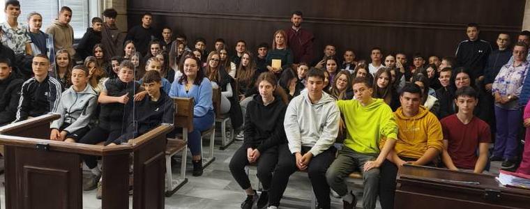 Добрички ученици присъстваха на реално съдебно заседание