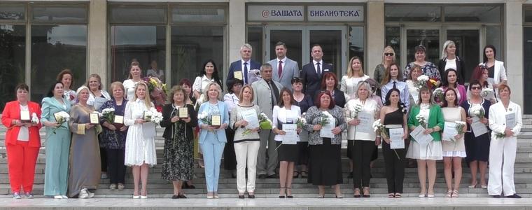 Дора Минчева и Нелка Василева бяха отличени за цялостен принос към образованието в Добрич