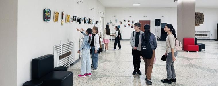 Изложба „Природата през нашите очи“ е подредена в Младежки център-Добрич