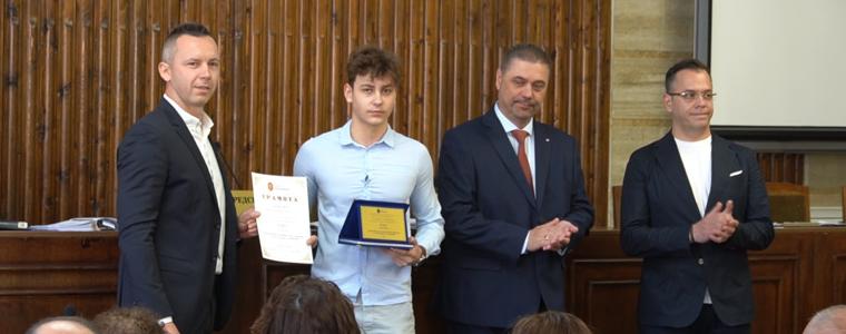 Плувецът Теодор Станчев за втори път с месечната награда Спортист на Добрич (ВИДЕО)