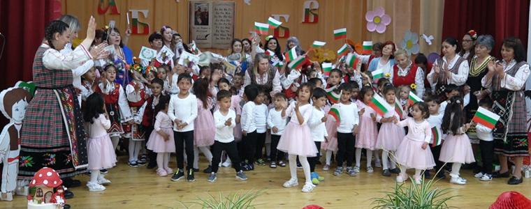 Празничен концерт проведе днес Детската градина в с. Крушари (ВИДЕО)