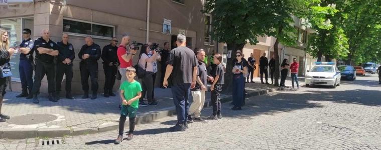 Протестът "Справедливост за Ангел" окупира дома на анестезиолога