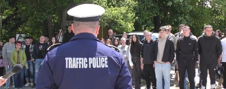 Пътна полиция към абитуриентите: Не си мислете, че по време на баловете са ви позволени нарушения (ВИДЕО)