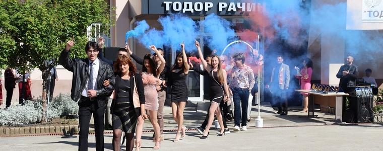 С тържествени церемонии изпратиха абитуриентите от двете училища в Генерал Тошево (СНИМКИ)
