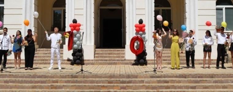 СУ „Никола Й. Вапцаров“ в Генерал Тошево изпрати 15 абитуриенти от юбилейния си 70-ти випуск