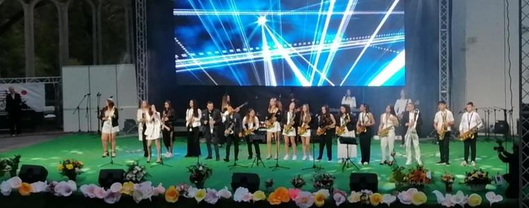 СУ „Св. Климент Охридски“ отбеляза 45-ата си годишнина с голям концерт в летния театър