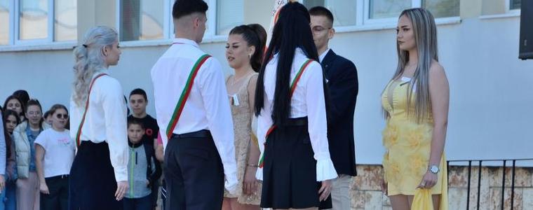 СУ „Св.Климент Охридски” в Добрич изпрати своите зрелостници (СНИМКИ)
