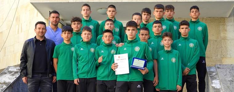Тимът на ФК „Добруджа“ в Елитната група U15 с наградата Отбор на Добрич за април (ВИДЕО)
