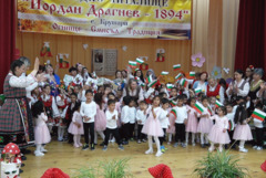 Празничен концерт проведе днес Детската градина в с. Крушари (ВИДЕО)