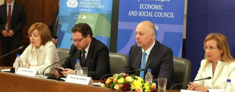 Дискусия за ефекта на еврозоната събра правителство, бизнес, синдикати, контролни органи и други