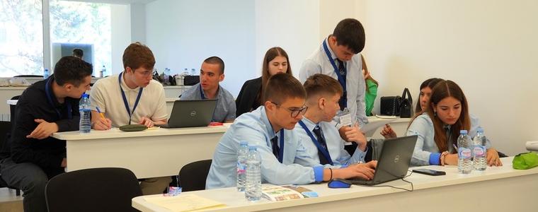 Младежи от 5 училища в Добрич участват в образователно събитие за еврото (ВИДЕО)