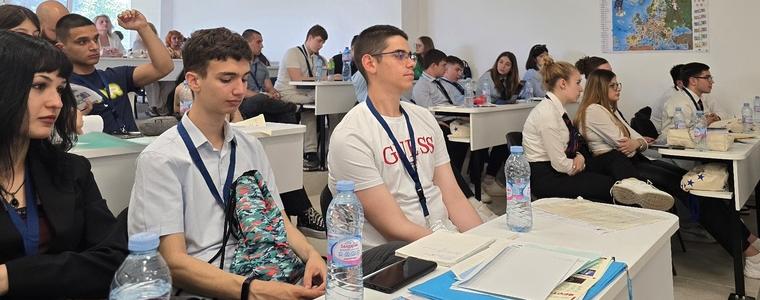 Младежи от добрички училища обсъдиха въвеждането на еврото в България