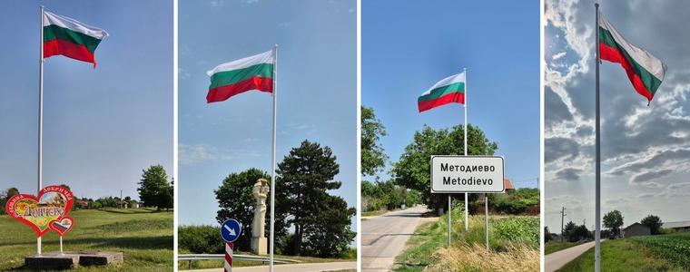 Поставиха национални флагове в още пет села от община Добричка 