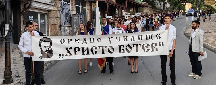 СУ „Христо Ботев“ в Балчик отбеляза с шествие Деня на Ботев (СНИМКИ)