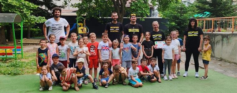 Треньори от БК „Ънстопабъл“ обучаваха деца от ДГ „Слънчице“ по програма  „Спортен час“ на ММС (ВИДЕО)
