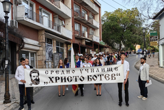 СУ „Христо Ботев“ в Балчик отбеляза с шествие Деня на Ботев (СНИМКИ) 