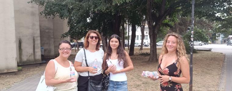 Младежки център и Община Добрич раздават минерална вода (ЧУЙТЕ)
