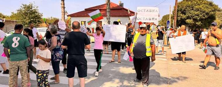Протест на жители на три добрички села заради липсата на вода (СНИМКИ) 