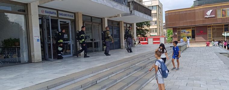 Сигнал за дим в една от залите на библиотеката вдигна на крак Пожарната в Добрич (СНИМКИ и ВИДЕО)