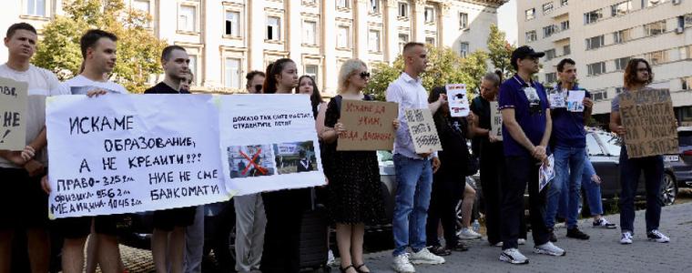 Студенти на протест пред НС преди гласуването на промените в Закона за висшето образование