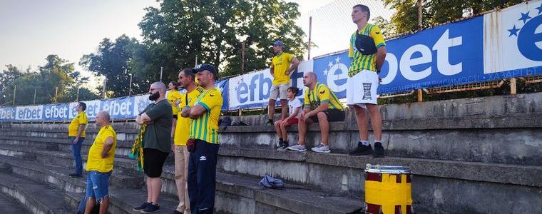 ФУТБОЛ: Фенове на Добруджа смениха 4 влака и изминаха над 1140 км, за да подкрепят тима в Монтана (СНИМКИ)