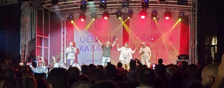 Хиляди се забавляват в Каварна с музикантите от „Ку-Ку бенд“ (СНИМКИ)