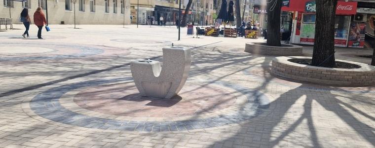 Повредена е новата чешма на центъра на Добрич