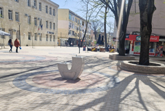 Повредена е новата чешма на центъра на Добрич