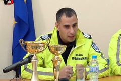 Пътен полицай от Добрич ескортира с патрулка родилка до АГ- болницата във Варна