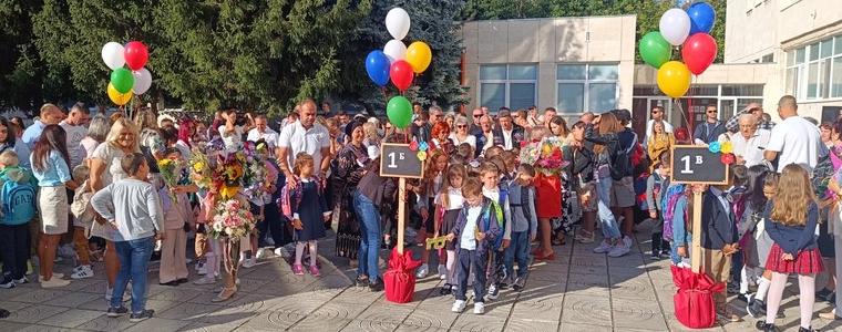 67 първокласници прекрачиха училищния праг в СУ „Св. Св. Кирил и Методий” в Добрич