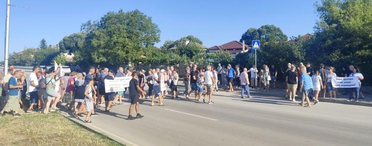 Жителите на Рилските блокове отново на протест заради недовършения ремонт по ул. „Хан Тервел“