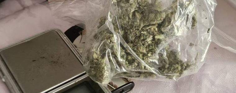 Полицията задържа двама мъже за разпространение на наркотици в Добрич