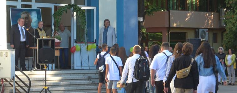 Празнично започна новата учебна година в ПМГ „Иван Вазов“ (СНИМКИ)