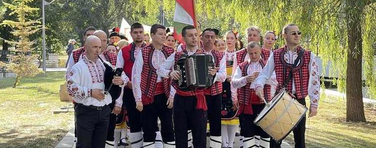  С фолклорно шествие започна фестивалът „Да помним миналото и да предадем на бъдещето“ (ВИДЕО И СНИМКИ)