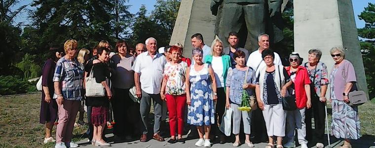 Социалисти положиха цветя на Паметника на загиналите добруджанци във Втората световна война
