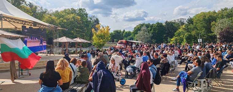 Стотици добричлии се събраха в парка, за да гледат заедно финала на световното по волейбол (СНИМКИ)