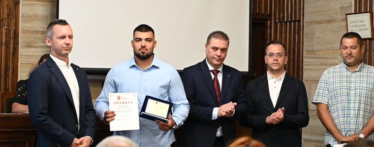 Състезателят на СКЛА „Добрич“ Тодор Петров с наградата Спортист на месеца на Добрич (ВИДЕО)
