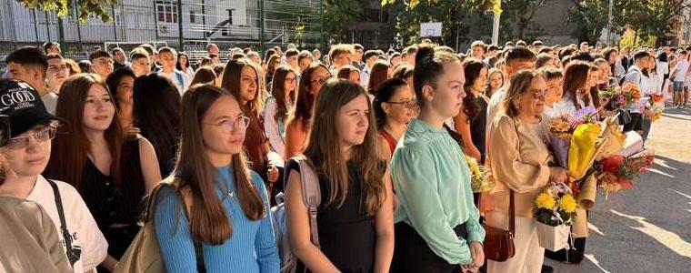 Тържествено бе открита новата учебна година в ЕГ „Гео Милев“ в Добрич (СНИМКИ И ВИДЕО)