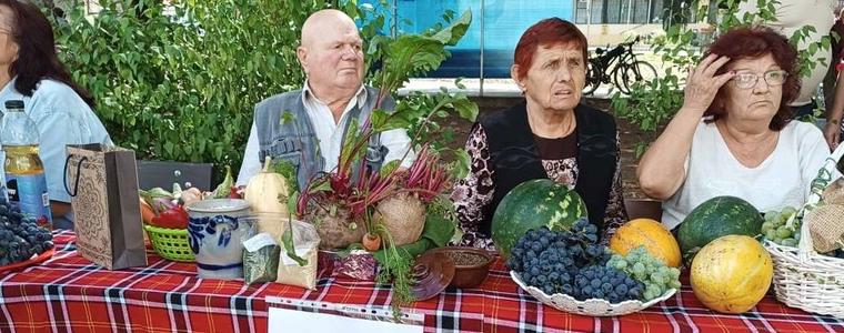 В Кардам отново отрупаха щандове с даровете на плодородната добруджанска земя (СНИМКИ)