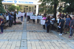 Живущите в района на Рилските блокове протестираха пред Община Добрич (ВИДЕО и СНИМКИ)