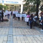 Живущите в района на Рилските блокове протестираха пред Община Добрич (ВИДЕО и СНИМКИ)