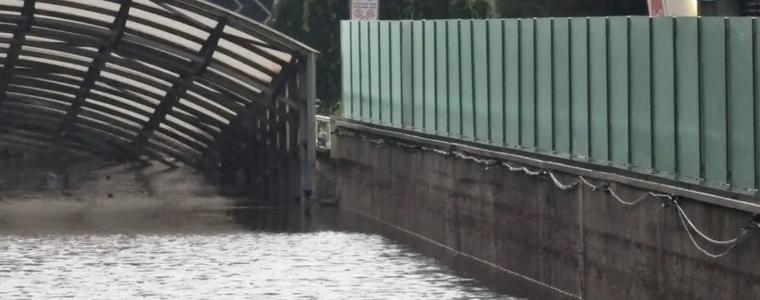 Частично бедствено положение в Бургас: Залети улици, плаващи коли и откъснати местности